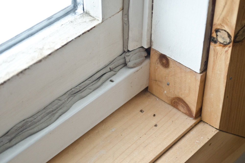 Cómo las Ventanas con Corrientes de Aire Pueden Aumentar Su Factura de Calefacción Este Otoño