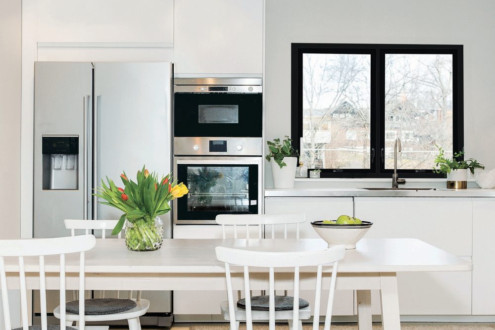 Ventanas Negras vs. Ventanas Blancas: ¿Cuál se Ajusta a Tu Estilo?