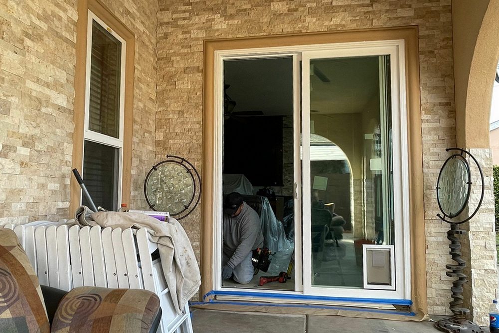 Los Beneficios de Instalar una Puerta para Mascotas Anlin Integrada en el Vidrio en Su Hogar