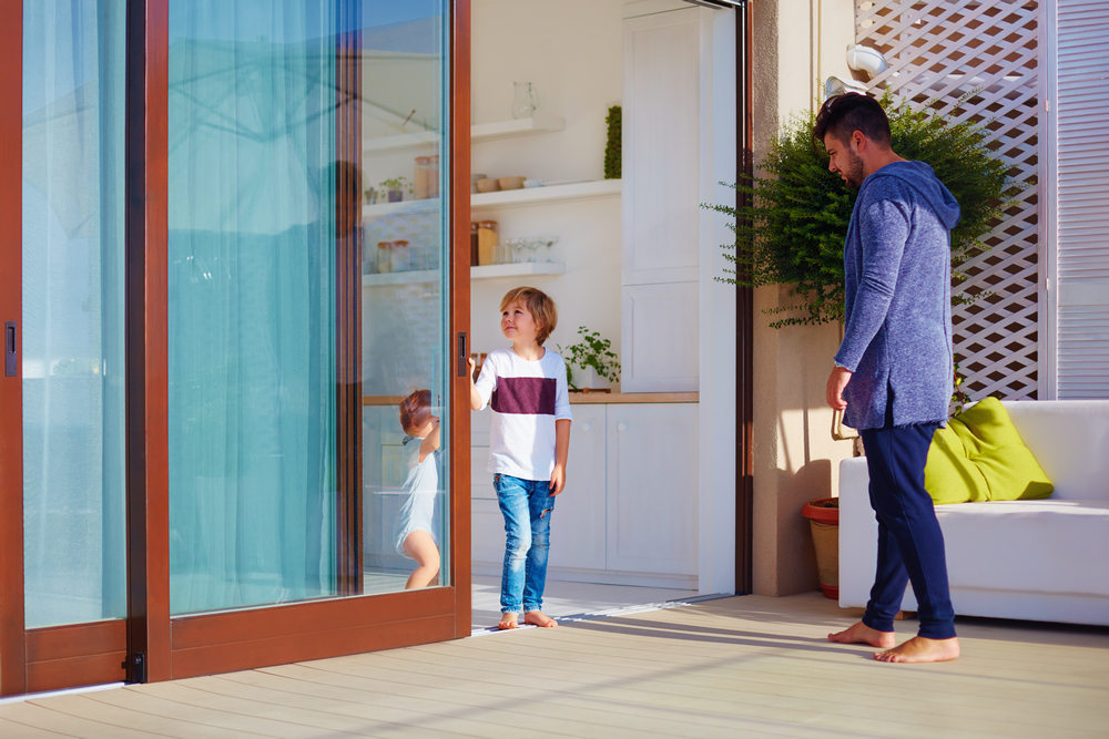 ¿Mucho Ruido en el Patio? Señal de que es Hora de Cambiar su Puerta de Patio