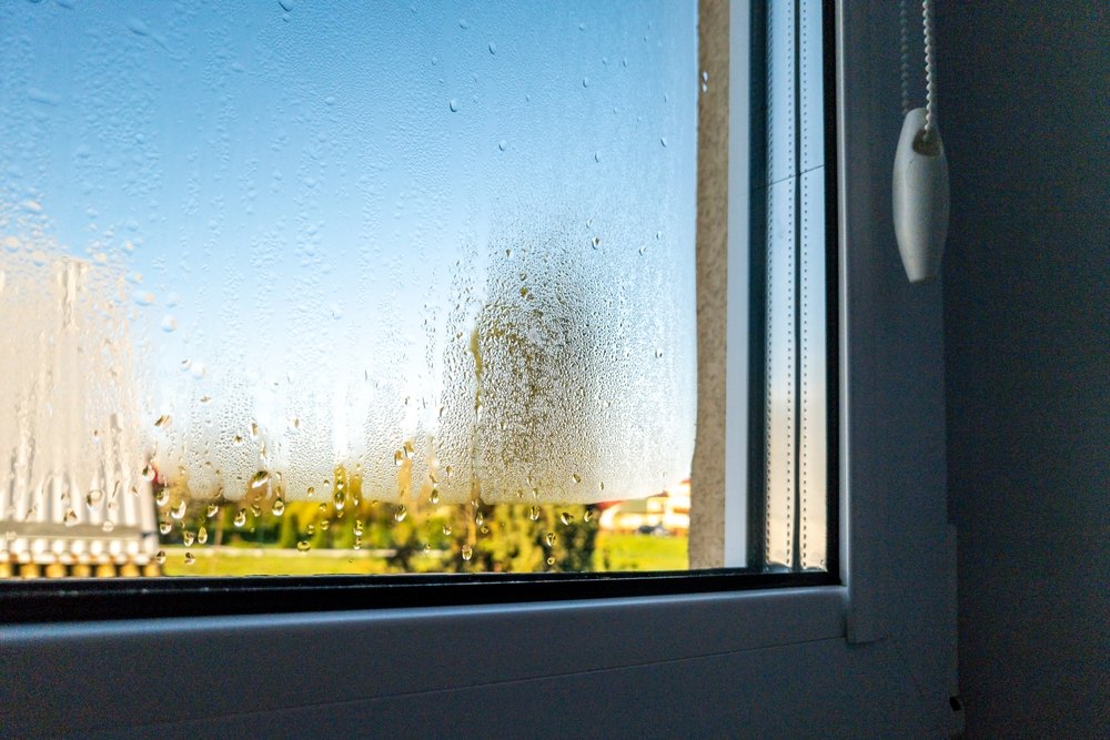 Por Qué No Debe Ignorar la Condensación en Sus Ventanas