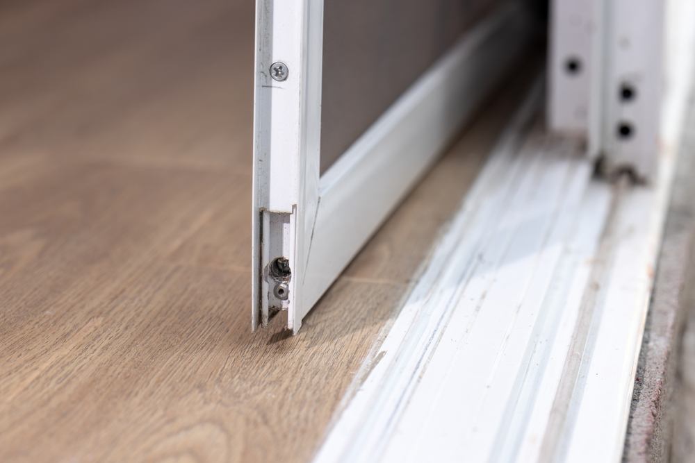 ¿Por Qué Mi Puerta de Patio Hace Ruido Cada Vez Que la Abro?